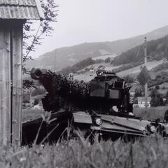 Ein Jagdpanzer Kürassier in Stellung neben einer Scheune. (Foto: Archiv Truppendienst)