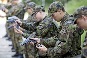 Rekruten bei der Ausbildung an der Pistole 75. (Foto: VBS/Schmidli/Baumann)