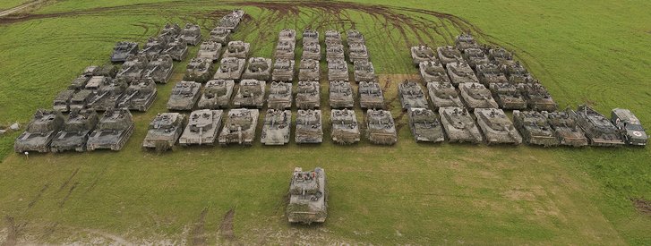 Die für das Schießen formierte Kampfgruppe der 4. Panzergrenadierbrigade mit den Kampf- und Gefechtsfahrzeugen „Leopard“ 2A4, „Ulan“, M109 A5Ö, M88, „Dingo“ und „Pinzgauer“. (Foto: Bundesheer/Friedrich Steiner)