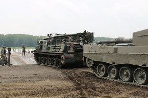 Ein M88-Bergepanzer zieht einen Kampfpanzer „Leopard“ auf die 85-Tonnen-Fähre. (Foto: RedTD/Gerold Keusch)