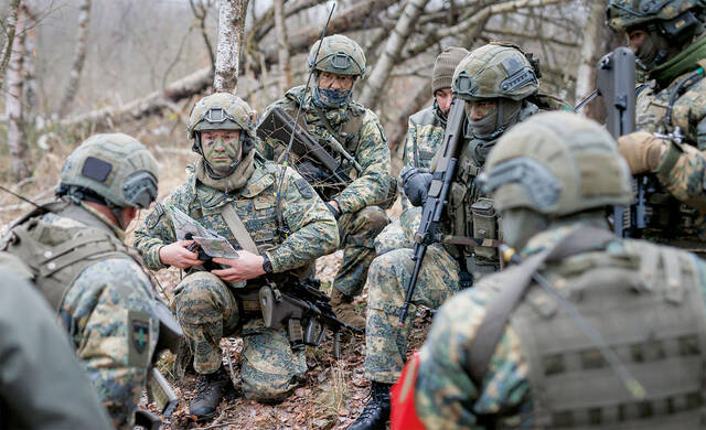 Der Zugskommandant erteilt den Befehl für das Gewinnen des Riegels. (Foto: Bundesheer/Daniel Trippolt)