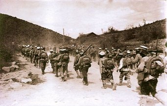 Soldaten der bulgarischen Armee auf dem Weg zur Front. (Foto: Autor unbekannt; gemeinfrei)