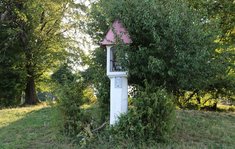 Dieser Bildstock am Hinterleitner Kogel erinnert an die dortigen Kämpfe am Ende des Zweiten Weltkrieges. (Foto: RedTD/Keusch)