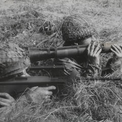 Zwei Schützen mit Panzerabwehrrohr 70 (PAR 70) und Sturmgewehr 77 (StG 77). (Foto: Bundesheer/Archiv Truppendienst)