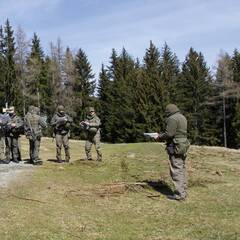 Einweisung in das Gelände der Ausbildung. (Foto: Gerold Keusch)