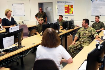 Besuch der (damaligen) Bundesministerin der Verteidigung (jetzt Präsidentin der Europäischen Kommission), Ursula von der Leyen, im Multinationalen Kommando Operative Führung in Ulm. (Foto: PAO MN JHQ ULM)