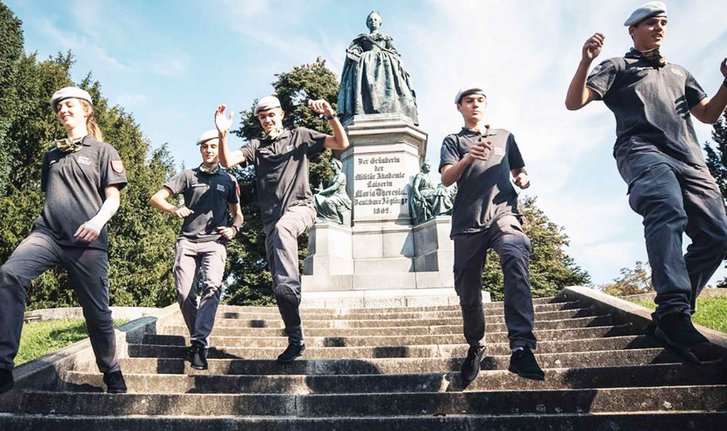 Schülerinnen und Schüler in der Schulbekleidung der BHAK Fü&Sih. (Foto: Bundesheer)