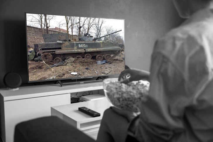 Der Krieg in der Ukraine dringt bis in unsere Wohnzimmer vor. (Fotos: pixabay, gemeinfrei / mvs.gov.ua, CC BY 4.0; Montage: RedTD)