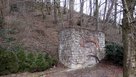 Der Rest eines gemauerten Stolleneinganges in Amstetten. Dahinter kann man den gesprengten Eingang an dem Graben erkennen. (Foto: Keusch)