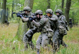 Der Gruppenkommandant (3. v. l.) führt das Stoßelement energisch und persönlich in das Angriffsziel (Foto: Planer)