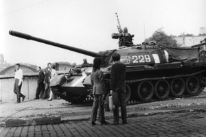 Ein sowjetischer Kampfpanzer in der Tschechoslowakei nach der Invasion im August 1968. (Foto: Frantisek Dostal; CC BY-SA 4.0)