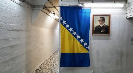 Die bosnische Staatsflagge neben dem Portrait von Jozip Broz Tito. (Foto: Prvi korak d.o.o.)