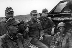 Soldaten der 3. SS-Panzer-Division "Totenkopf" rasten neben einem zerstörten sowjetischen Panzer T-34 an der Ostfront in Rumänien 1944. (Foto: Bundesarchiv, Bild 101I-024-3535-30/Vorpahl/CC-BY-SA 3.0)