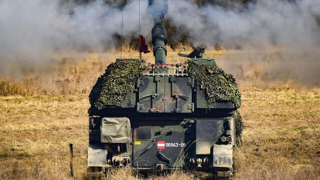 Feuerunterstützung durch die Panzerhaubitze M-109 A5Ö.