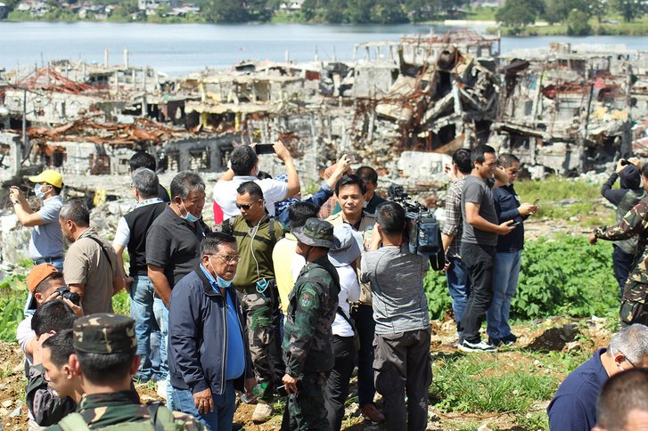 Erster Lokalaugenschein von Behördenvertretern im „Ground Zero“ (Kampfzone) im November 2017. (Foto: Philippine Information Agency, Public Domain)