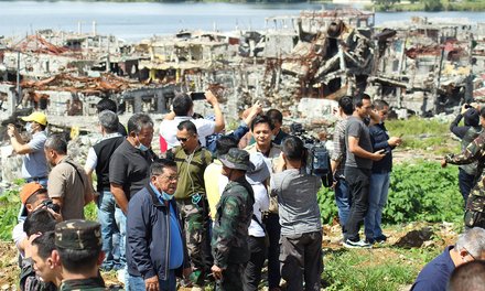 Erster Lokalaugenschein von Behördenvertretern im „Ground Zero“ (Kampfzone) im November 2017. (Foto: Philippine Information Agency, Public Domain)