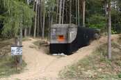 Ein leichter MG-Bunker vom Modell 37 einer Waldstellung mit Hinweistafel bei Slavonice. (Foto: RedTD/Gerold Keusch)
