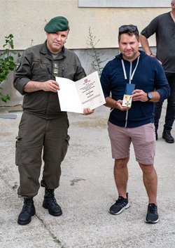 Militärdekan Alexander Wessely überreicht Offiziersstellvertreter Jürgen Kreuzer das Martinskreuz als Anerkennung für sein Engagement. (Foto: Severin Jurka)