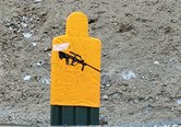 Scheiben bewaffnet und unbewaffnet: Der Überzug wird auf eine Klapp- oder Wendeklappscheibe angebracht. Damit trainiert der Schütze das Identifizieren des Zieles als bewaffnet oder unbewaffnet und setzt die befohlene Maßnahme. (Foto: Bundesheer/Gerald Weihs)