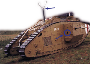 Englischer "Mark" V-Panzer: Zur Kommunikation diente eine Signalgeber (Semaphore; o.) und eine Öffnung für Brieftauben (rundes Loch im Panzer links vom Seiten-MG). (Foto: Archiv Hilmes, Montage: Rizzardi)