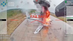 Eine brennende Tu-95 nachdem sie von einer ukrainischen Drohne auf dem Flugplatz Olenja in Brand geschossen wurde. (Foto: ssu.gov.ua; Cc BY-SA 4.0)