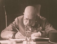 Der 'alte' Kaiser Franz Joseph I. saß noch bis wenige Stunden vor seinem Tod hinter dem Schreibtisch. (Foto: HGM)