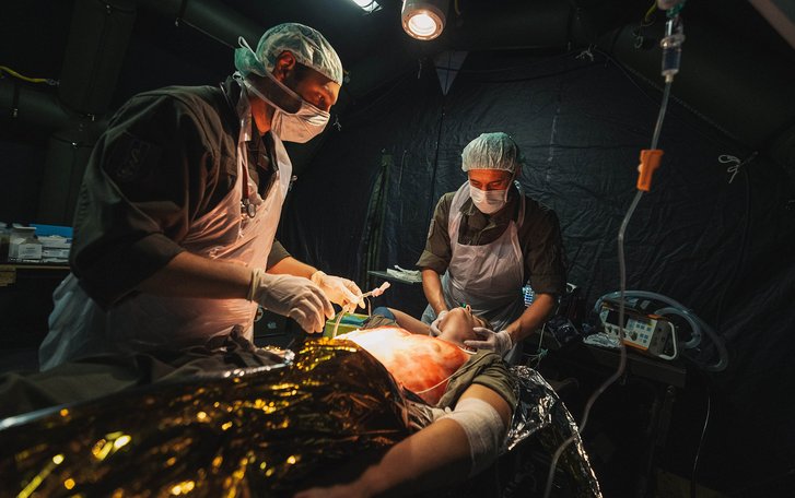 Ein SanUO/DGKP mit der Sonderausbildung für die Anästhesiepflege unterstützt den Arzt im Feldspital während der Ausbildungsübung „Steinfeld 2023“. (Foto: Bundesheer/Daniel Trippolt)