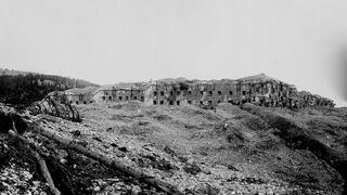 Das schwer getroffene k.u.k. Panzerwerk Verle im Oktober 1915. (Foto: k.u.k.  Kriegspressequartier; CC0)