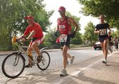 Herbert Egger begleitet Luis beim Dreifach-Marathon (126,6 km), den er in 11h 30 min bewältigte. (Foto: HBF/Lechner)