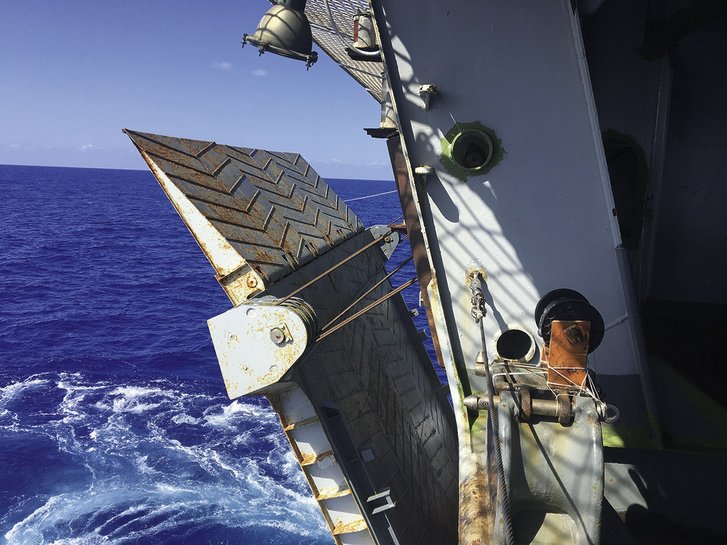 Blick vom Heck der „San Giusto“ auf das offene Mittelmeer. (Foto: Dietmar Hübsch)