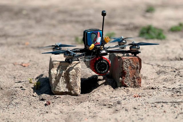 Ukrainische FPV-Drohne, die als Loitering-Waffe eingesetzt wird. (Foto: armyinform.com.ua; CC BY-SA 4.0) 