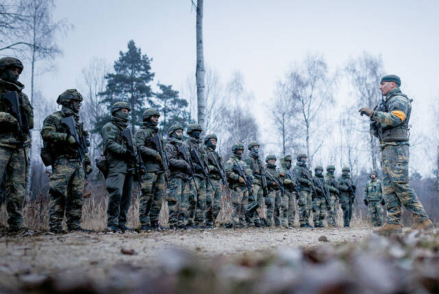 Nach dem Schießdurchgang sammeln die Lehrgangsteilnehmer für die Nachbesprechung mit dem Leitenden des Scharfschießens. (Fotos: Bundesheer/Daniel Trippolt)