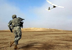 Für das unmittelbare Umfeld sind Kleindrohnen wie die RQ-11 Raven 2 im Einsatz. (Foto: Sgt. 1st Class Michael Guillory)