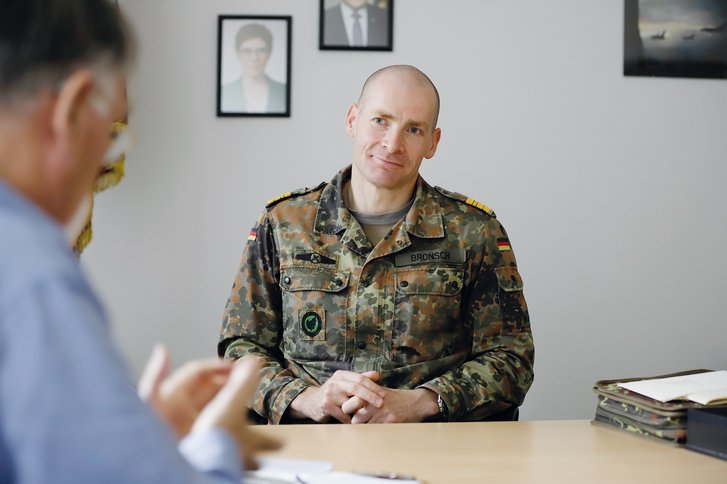 TRUPPENDIENST-Korrespondent Jürgen R. Draxler im Gespräch mit dem Kommandeur des Seebattaillons, Norman Bronsch, in dessen Büro. (Foto: Sabine Oelbeck)