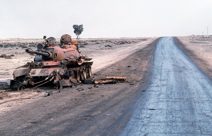 Zerstörter irakischer Panzer. (Foto: U.S. Navy)