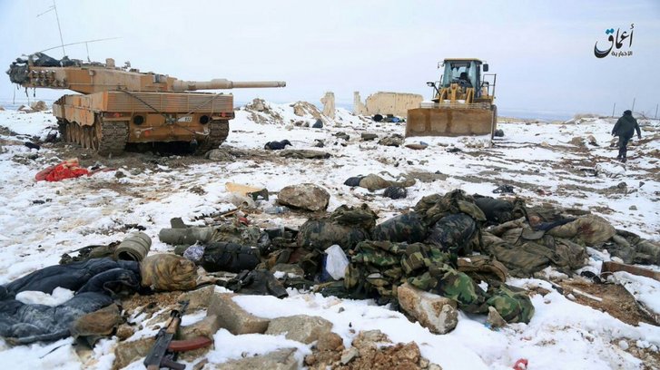Einer von neun beschädigten „Leopard“ 2A4 Kampfpanzern der TSK, der beim IS-Gegenangriff auf den Hospital-Berg, am 24. Dezember 2016, zurückgelassen wurde. Der Panzer wurde anschließend durch Luftangriffe vernichtet. (Foto: AMAQ)
