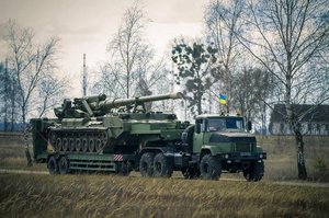 Transport eines Artilleriegeschützes an die Front. (Foto: Ministry of Defence of Ukraine)
