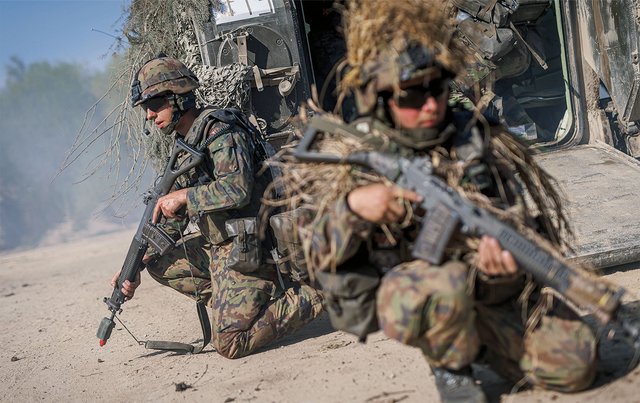Schweizer Soldaten als „Boots on the Ground“ im Angriff. (Foto: Bundesheer/Daniel Trippolt)