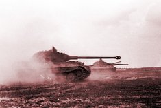 Panzerkampfwagen VI Ausf. B "Tiger II" bei einer Gefechtsübung in Frankreich im Sommer 1944. (Foto: Bundesarchiv Bild 101I-721-0397-34; CC BY-SA 3.0)