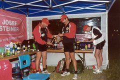 Herbert, Werner und Robert im Betreuerzelt während Luis auf der Radstrecke ist. (Foto: Archiv Wildpanner)