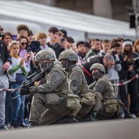 Soldaten und Bevölkerung bei einer Vorführung am Wiener Heldenplatz bei der Leistungsschau des Bundesheeres am 26. Oktober 2023. (Foto: Bundesheer/Paul Kulec)