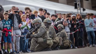 Soldaten und Bevölkerung bei einer Vorführung am Wiener Heldenplatz bei der Leistungsschau des Bundesheeres am 26. Oktober 2023. (Foto: Bundesheer/Paul Kulec)
