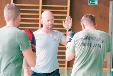 Vizeleutnant Gerald Pelikan (Mitte) trainiert mit den angehenden Boxausbildern. (Foto: RedTD/Klara Oppenheim)