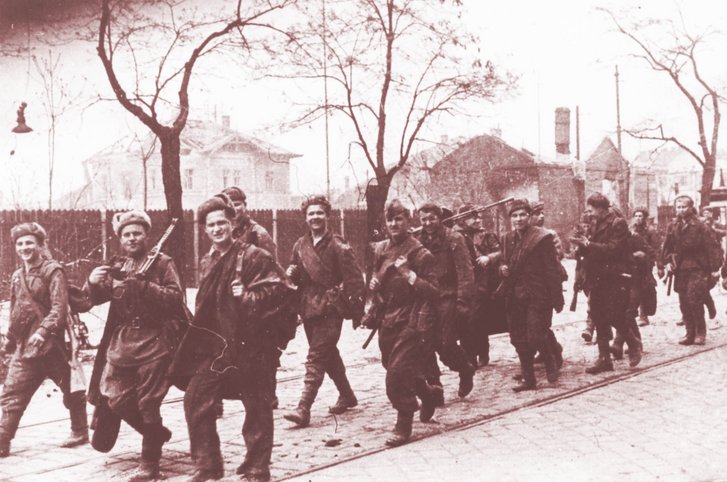 Sowjetische Soldaten marschieren durch eine Stadt im Osten Österreichs. (Foto: HGM)