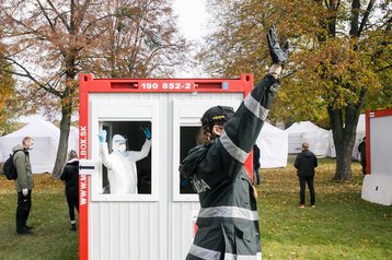 Die Registrierung erfolgte mit Papierformular vor Ort, was zu einer zusätzlichen Verzögerung führte. (Foto: MZVEZSR/Tomas Bokor)