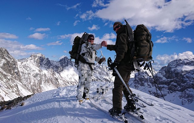 Ein deutscher (li.) und ein österreichischer (re.) Soldat während der gemeinsamen Gebirgsausbildung. (Foto: Foto: Bundesheer/Maximilian Steingassner)