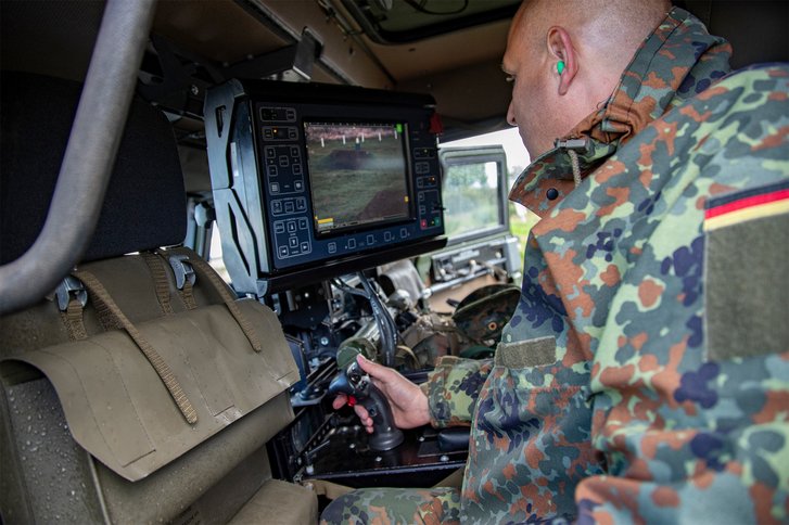 Scharfschießen der beweglichen Befehlsstelle während einer Übung mit der elektrisch fernbedienbaren und stabilisierten Waffenstation für das 12,7-mm-üsMG. (Foto: Eurocorps) 