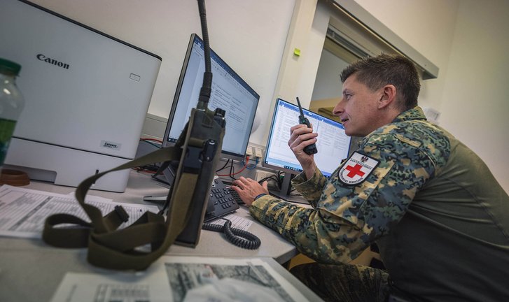 Sanitätsunteroffiziere übernehmen auch Führungsaufgaben, wie die Koordinierung der mobilen Rettungstrupps. (Foto: Bundesheer/Daniel Trippolt)