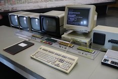 Bildschirme in der Schaltzentrale. Der PC im Vordergrund ist aus den 1980er-Jahren und wurde nachträglich neben den Bildschirmen aus den 1970er-Jahren aufgestellt. (Foto: Truppendienst/Gerold Keusch)