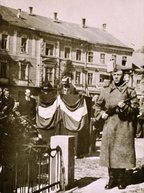 Kranzniederlegung am sowjetischen Grab im März 1946 am Hauptplatz von Amstetten. (Foto: Kiermaier)